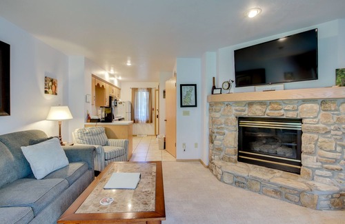 Fish Creek Condominio | 'Door County Getaway' - Walk to State Park!