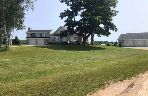 Sturgeon Bay Casa | Door County Spacious 5 Bedroom Agrotourist Retreat-Outdoor Pool-No Cleaning Fee!