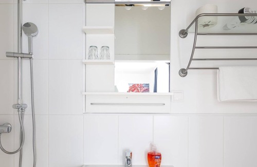 Morbisch am See Cabaña | Doppelzimmer mit Boxspringbett Hofseite - Pension Laubenhof