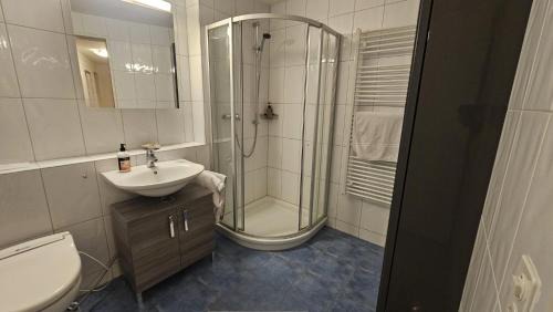 Oberwil Casa | Doppelzimmer mit separatem Dusche und WC