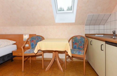Esens Cabaña | Doppelzimmer Seepferd in der Hotel-pension Altes Siel - Doppelzimmer Seepferd mit Balkon