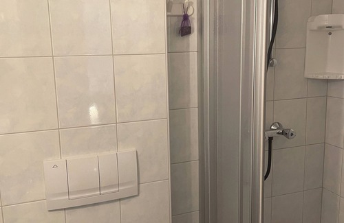 Stall Cama Y Desayuno | Doppelzimmer Stieflberg mit Dusche Toilette und Frühstück
