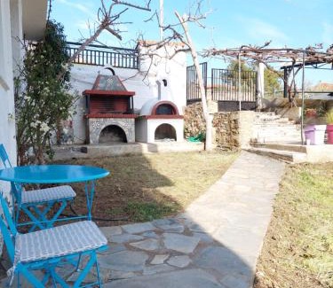 Pirgadikia Casa | Dora's House comfortable apartment with a yard and view