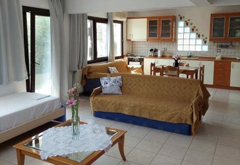 Pirgadikia Casa | Dora's House comfortable apartment with a yard and view