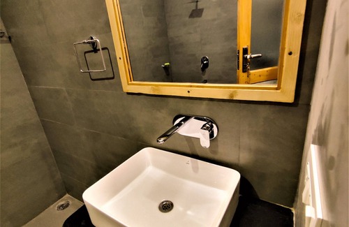 Banjar Cama Y Desayuno | Doris Mountain Cabins Tirthan - 5km from Tirthan and 7km from Jibhi
