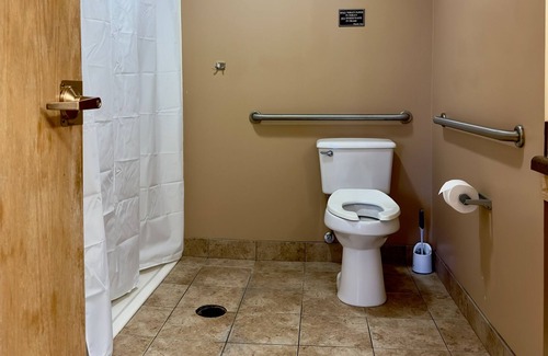 Auburn Apartamento | Dorm-Style Suite located in the center of downtown Auburn, NY