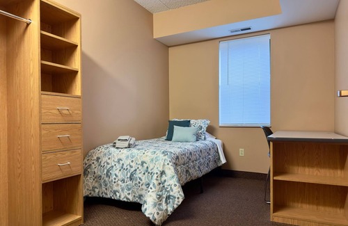 Auburn Apartamento | Dorm-Style Suite located in the center of downtown Auburn, NY
