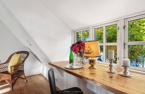 Steinberghaff Apartamento | Dornröschen II - thatched roof house, terrace, garden furniture, shower bath, WLAN, TV