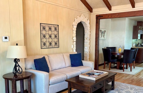 Northeast Carmel Casa | 'Dos Hermanos' a pocos pasos del centro de Carmel