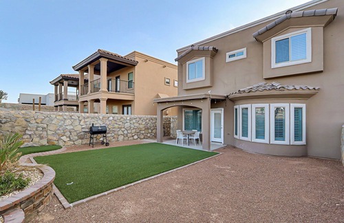 Biggs Field Casa | Dos Palmas Home/Modern 3BR Townhome w/Garage