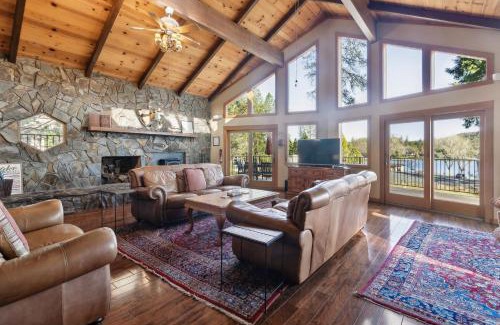 Groveland Casa | Dos Pinos Spacious Lakefront Cabin with Game Room
