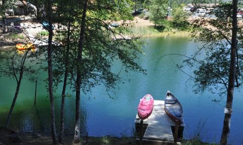 Groveland Casa | Dos Pinos Spacious Lakefront Cabin with Game Room