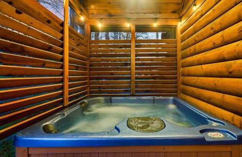 White Oak Lodge Casa | Dotties Place Hot Tub, Arcade, Resort Gameroom