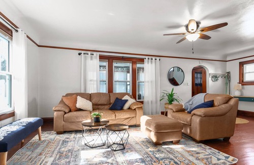 Menasha Casa | Doty Island Life 3 BR Home close to Lake/Park/Hospital Pet-Friendly