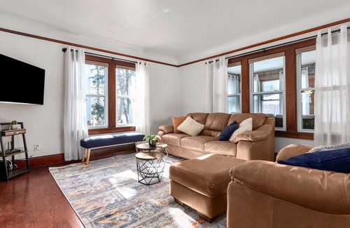 Menasha Casa | Doty Island Life 3 BR Home close to Lake/Park/Hospital Pet-Friendly