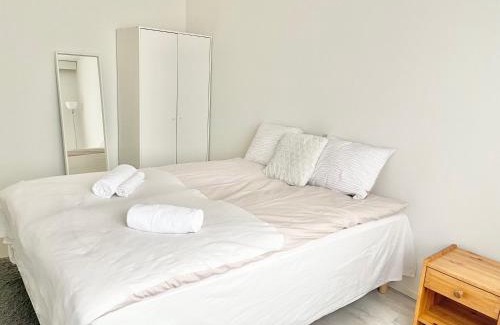 Koillinen District Casa | Double bed room in An apartment with lovely cats