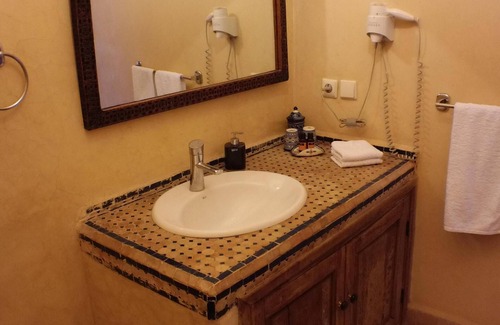 Ain Azlitan Cama Y Desayuno | Habitación doble Riad Layalina Fes: piscina, vista de 360 ° y estacionamiento seguro gratuito