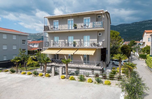Kastela Apartamento | Double bed Room With Private Bathroom and Balcony