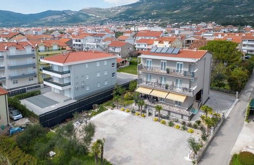 Kastela Apartamento | Double bed Room With Private Bathroom and Balcony