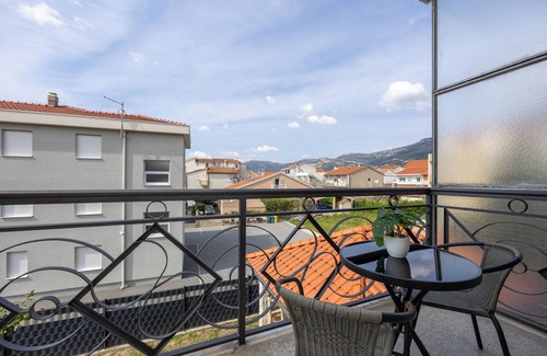 Kastela Apartamento | Double bed Room With Private Bathroom and Balcony