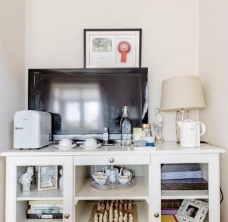 Clarinbridge Casa | Double bedroom in a family home