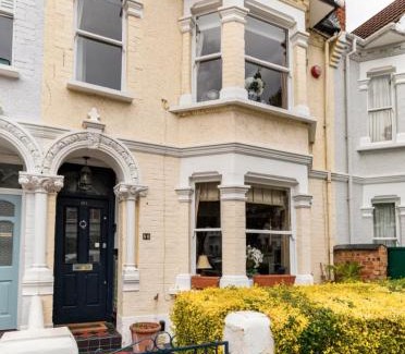 Hammersmith and Fulham Casa | Double bedroom in homely, 5 bedroom family house by the river in Fulham