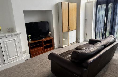 Salford Casa | Double-Bedroom in the Heart of Salford Manchester GCSW5 Perfect for Short Stays