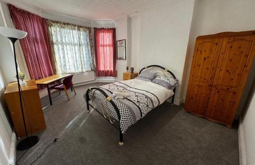 Salford Casa | Double-Bedroom in the Heart of Salford Manchester GCSW5 Perfect for Short Stays