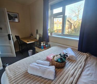 Broadheath Casa | Double bedroom located close to Manchester Airport
