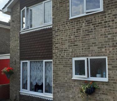 Poole Casa | Double bedroom sleeps 1 or 2 with back garden view