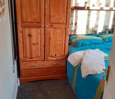 Poole Casa | Double bedroom sleeps 1 or 2 with back garden view