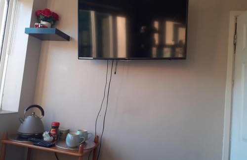 Poole Casa | Double bedroom sleeps 1 or 2 with back garden view