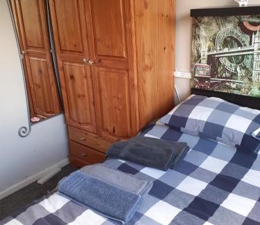 Poole Casa | Double bedroom sleeps 1 or 2 with back garden view