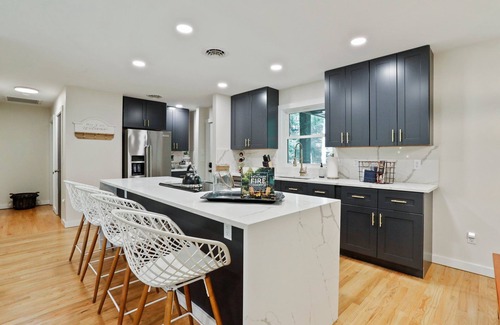 Berkeley Springs Cabina | 🌳Double Decker Screened Porches 🥾Hike to Brewery🌟4 BED 4 BATH❄️Private HotTub