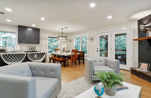 Berkeley Springs Cabina | 🌳Double Decker Screened Porches 🥾Hike to Brewery🌟4 BED 4 BATH❄️Private HotTub