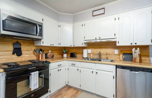 Jacksonville Casa | Double Diamond Rentals- Remodeled spacious 4bd-AFB