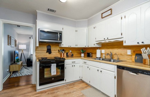 Jacksonville Casa | Double Diamond Rentals- Remodeled spacious 4bd-AFB