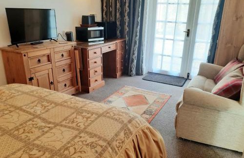 Wickwar Apartamento | Double Ensuite with Bath, Sofa, Desk, Wardrobe