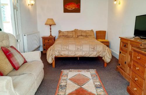 Wickwar Apartamento | Double Ensuite with Bath, Sofa, Desk, Wardrobe