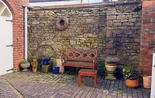 Wickwar Apartamento | Double Ensuite with Bath, Sofa, Desk, Wardrobe