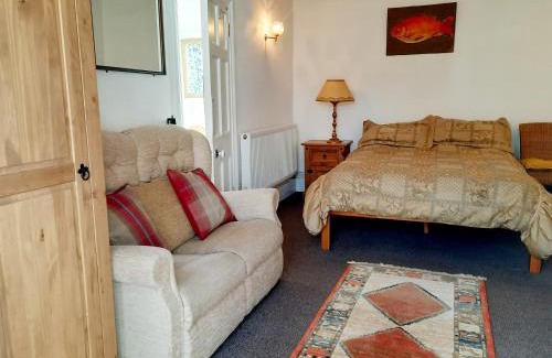 Wickwar Apartamento | Double Ensuite with Bath, Sofa, Desk, Wardrobe