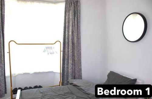 West Ham Casa | Double ground floor room near shop and metro station