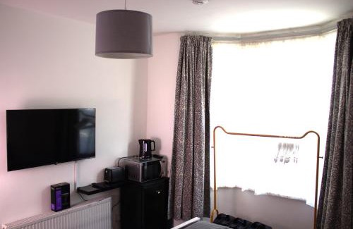 West Ham Casa | Double ground floor room near shop and metro station