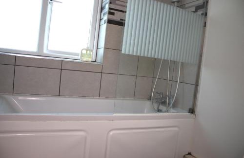 West Ham Casa | Double ground floor room near shop and metro station