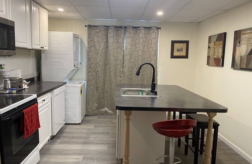 Niagara Falls Casa | Double Houses Accommodates 18 with Free Off-Street Parking - USA