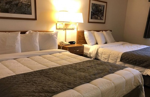 Thorp Casa | Double Queen Room at FairBridge Inn & Suites Thorp