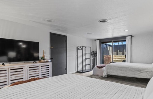 Rapid City Cama Y Desayuno | Double Queen Suite 5 - Black Forest Inn Bed and Breakfast