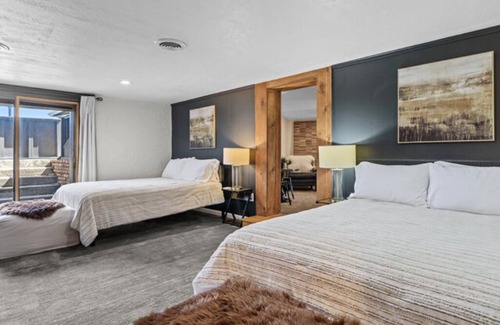 Rapid City Cama Y Desayuno | Double Queen Suite 5 - Black Forest Inn Bed and Breakfast