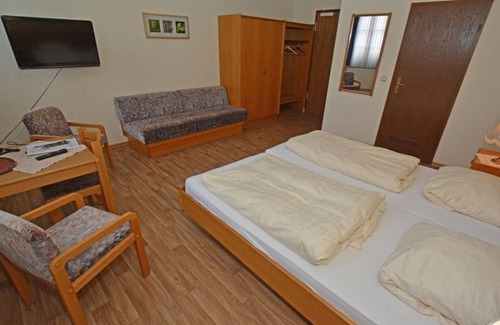 Waldbockelheim Casa | Double room C / Economy, shower/WC, 1 bedroom - Weinhaus Hehner-Kiltz