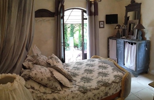 Cabries Cama Y Desayuno | Habitacion Doble-Confortable-Baño con ducha-Vista al Jardín